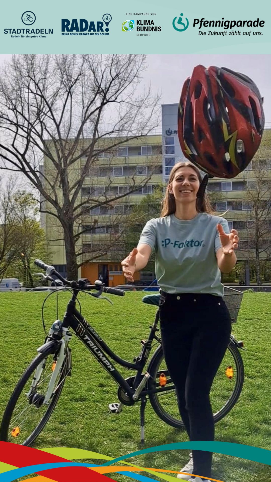 Frau mit Rad vor Pfennigparade fängt Helm Logo Stadtradeln Logo Radar Logo Klima Bündnis Logo Pfennigparade Die Zukunft zählt auf uns