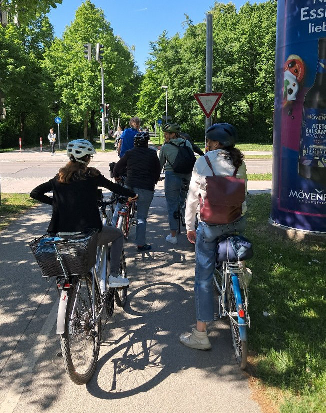 Mehrere Personen auf Fahrrädern auf dem Radweg